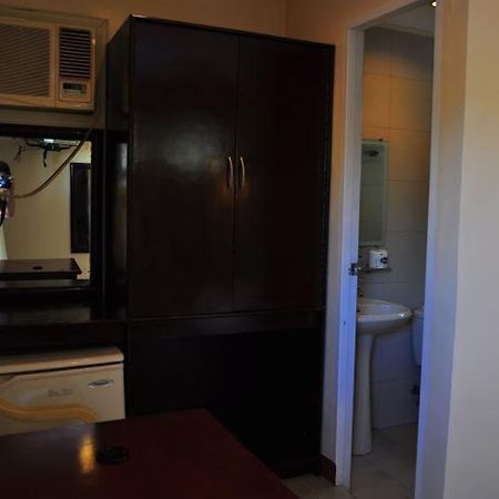 Club Manila East Taytay Appartamento Esterno foto