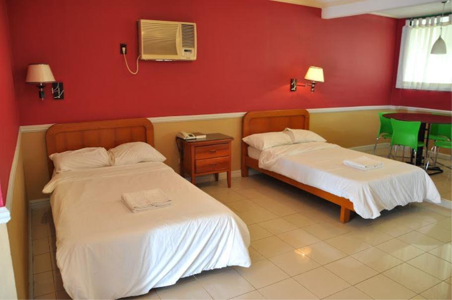 Club Manila East Taytay Appartamento Esterno foto